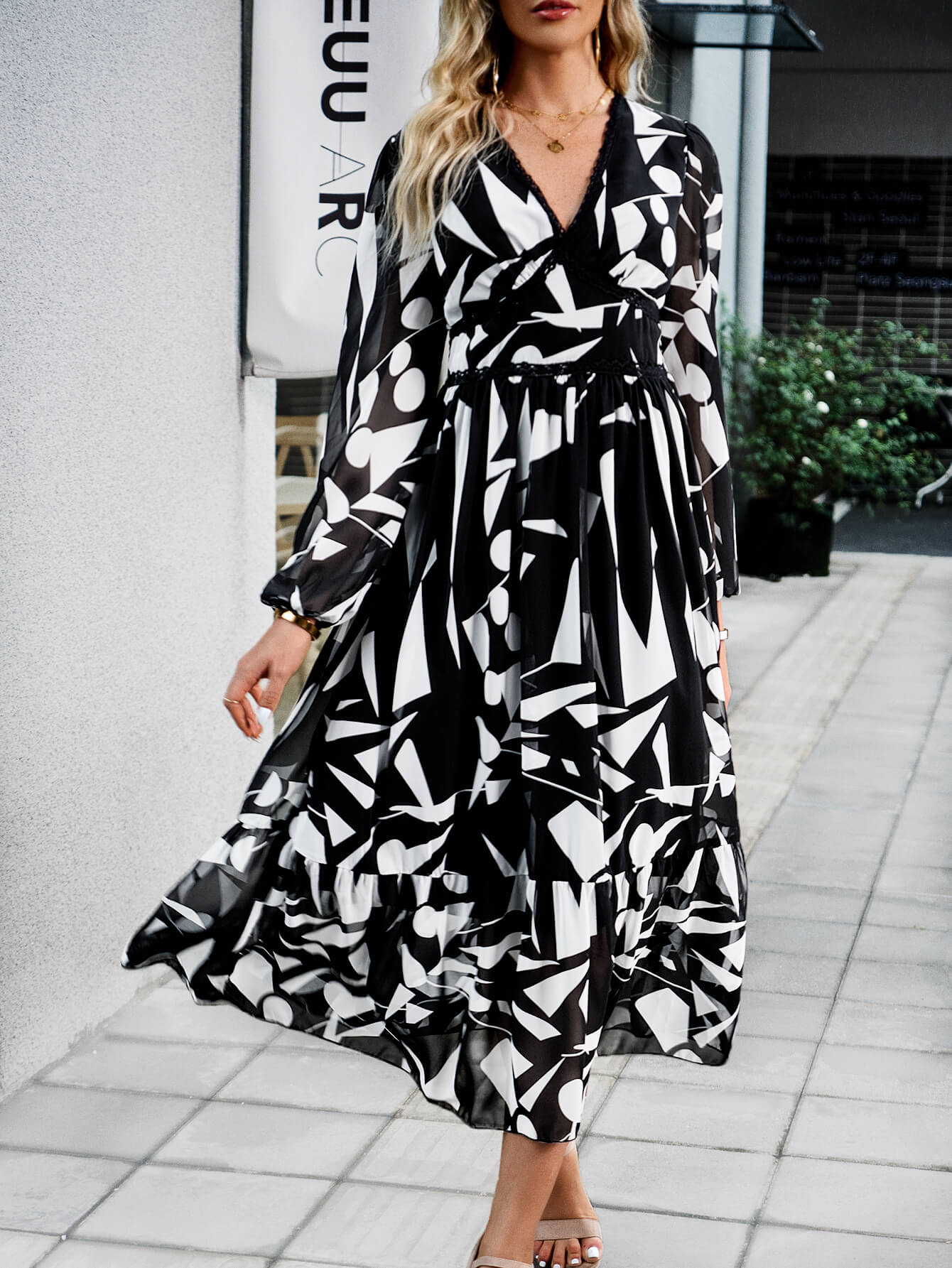 Well Tailored Dress with a Graceful Silhouette