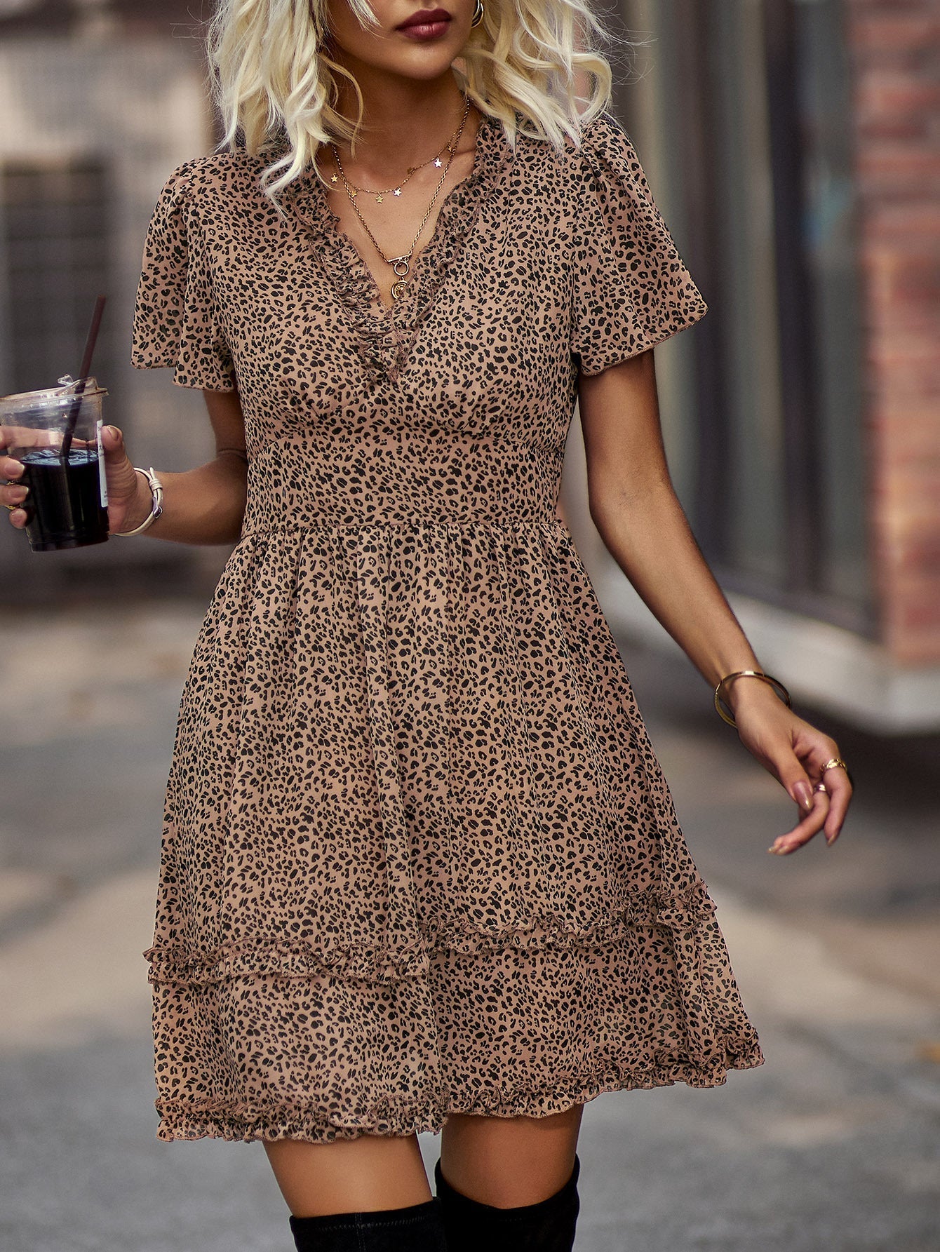 Effortlessly Elegant Dress with a Timeless Design