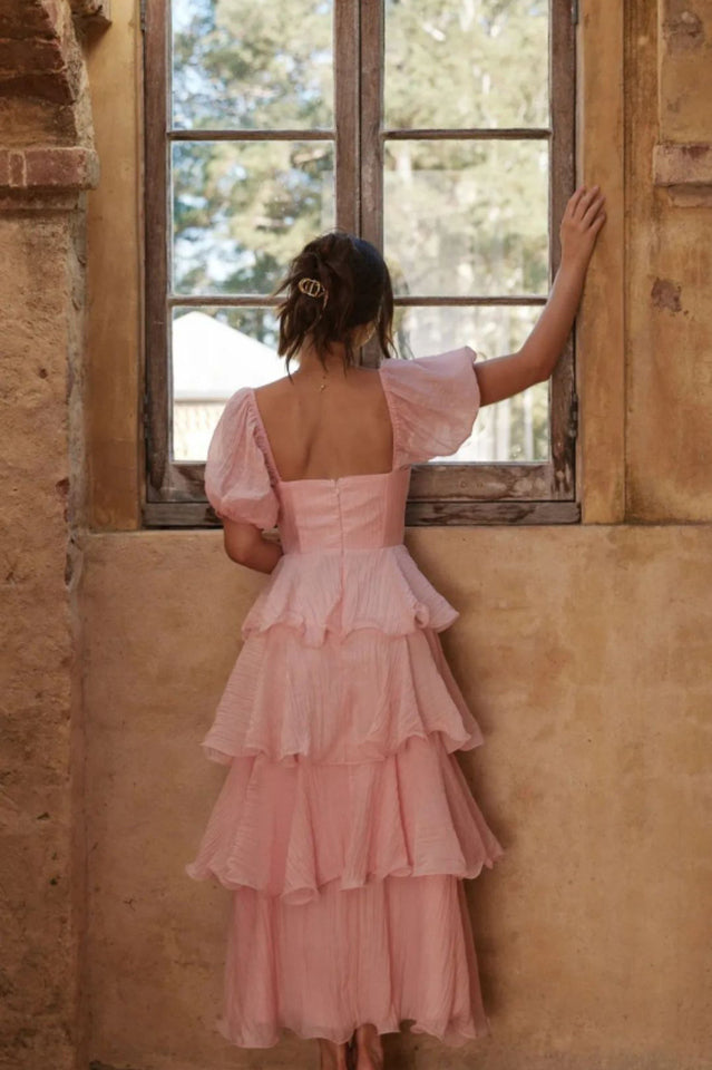 Well Tailored Dress with a Graceful Silhouette