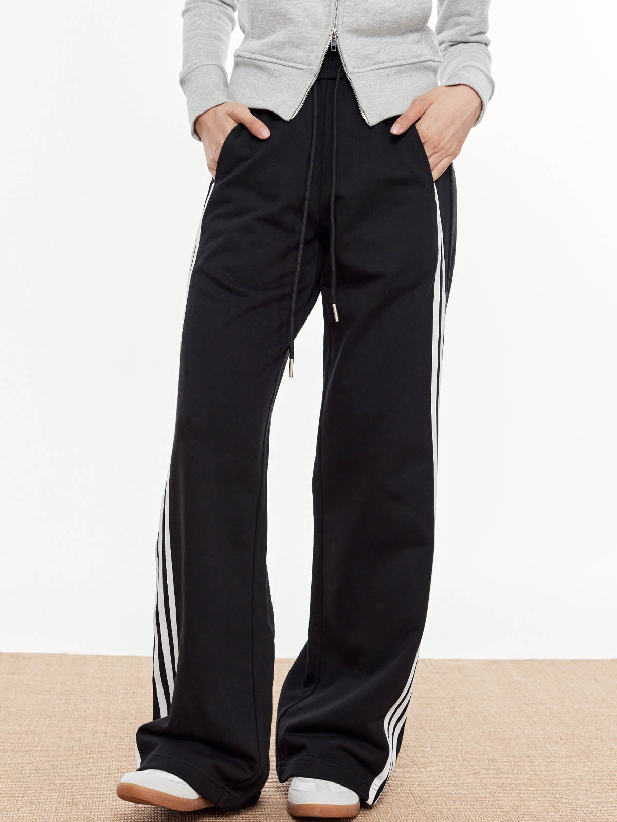 Effortlessly Elegant Pants with a Timeless Design