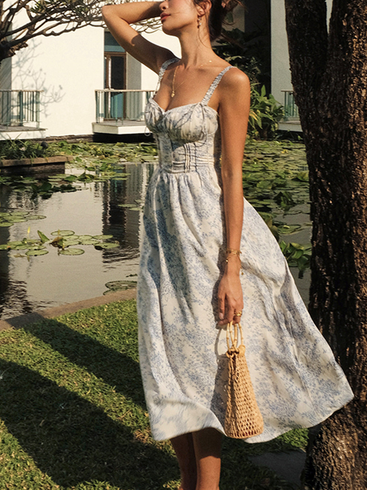 Well Tailored Dress with a Graceful Silhouette