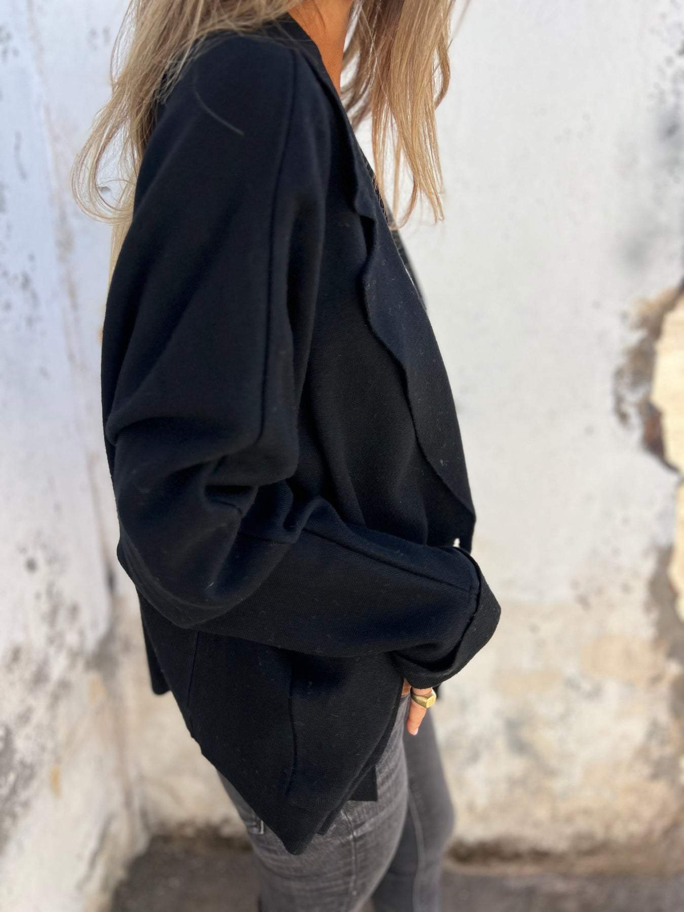 Effortlessly Elegant Jacket with a Timeless Design