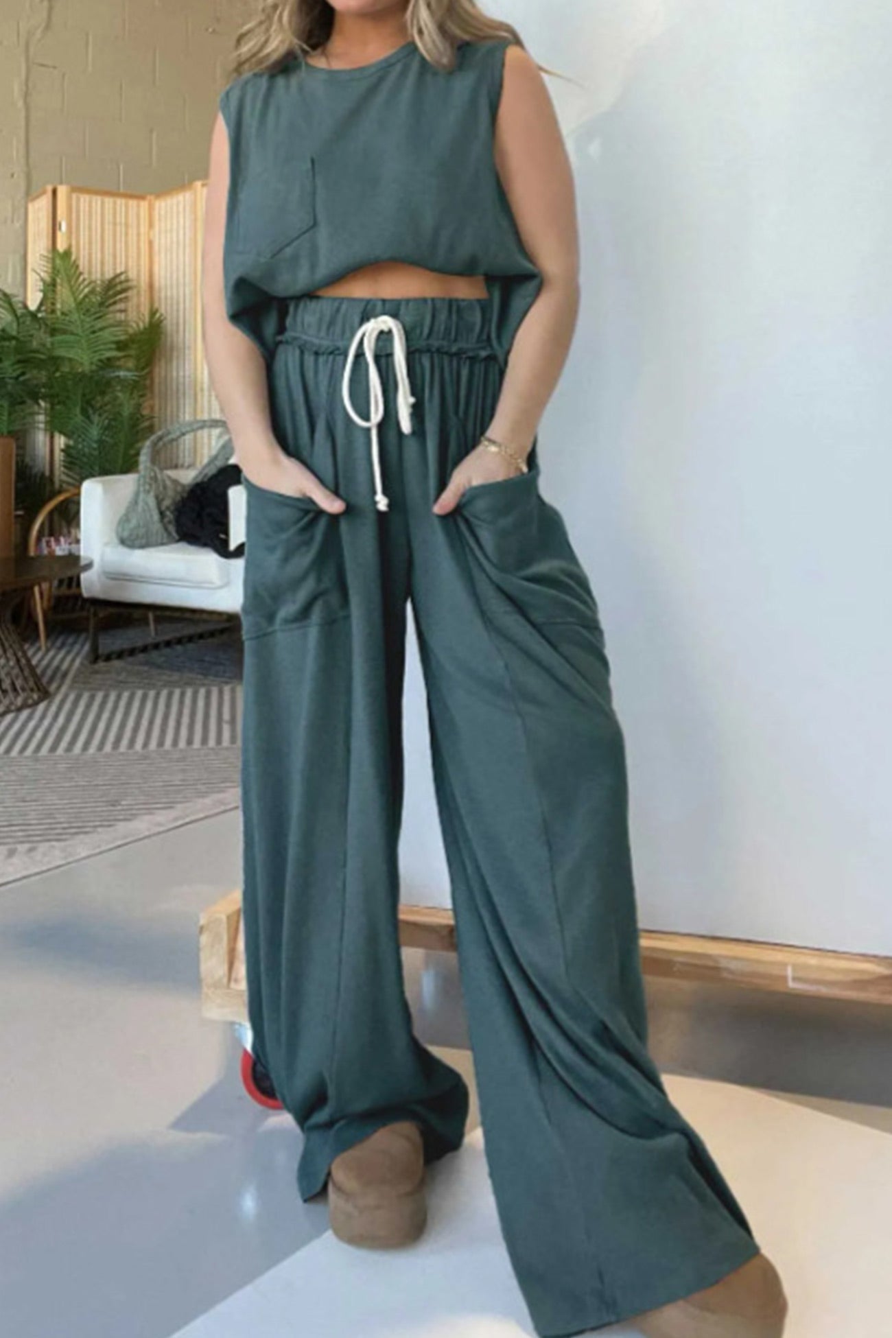 Effortlessly Elegant Pants with a Timeless Design