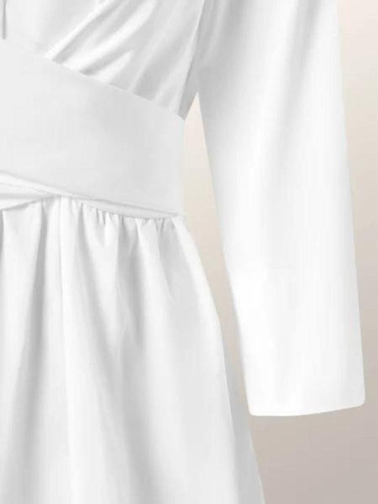 Effortlessly Elegant Dress with a Timeless Design