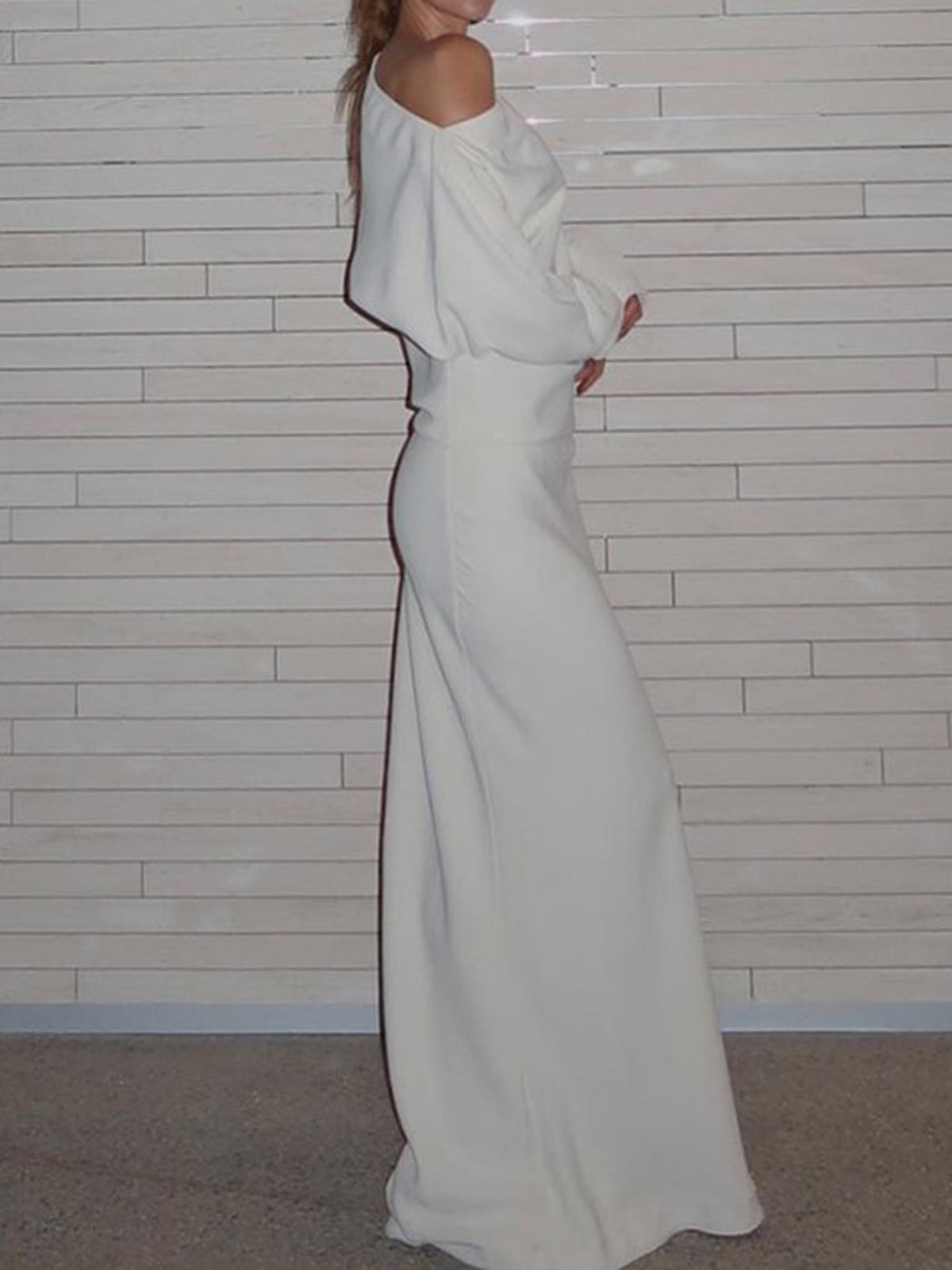 Beautifully Finished Dress in a Timeless Design
