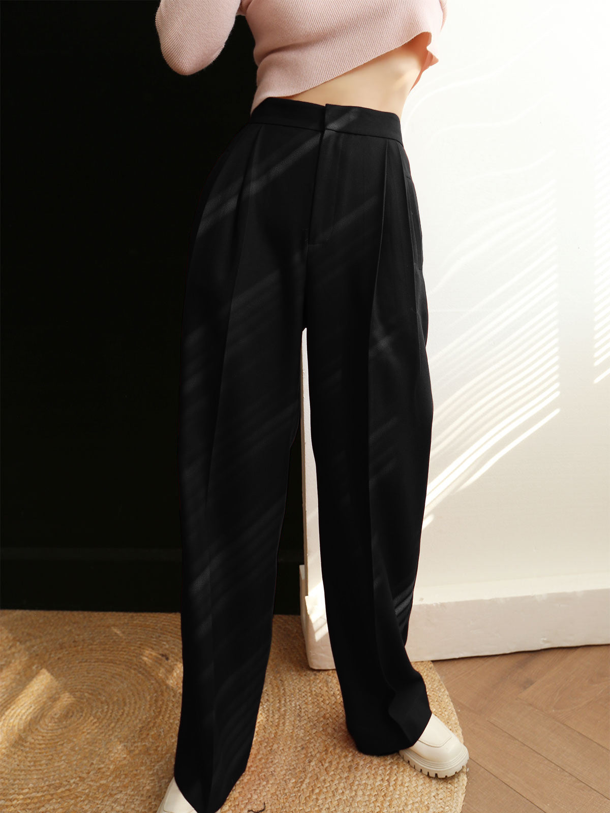 Well Tailored Pants with a Graceful Silhouette