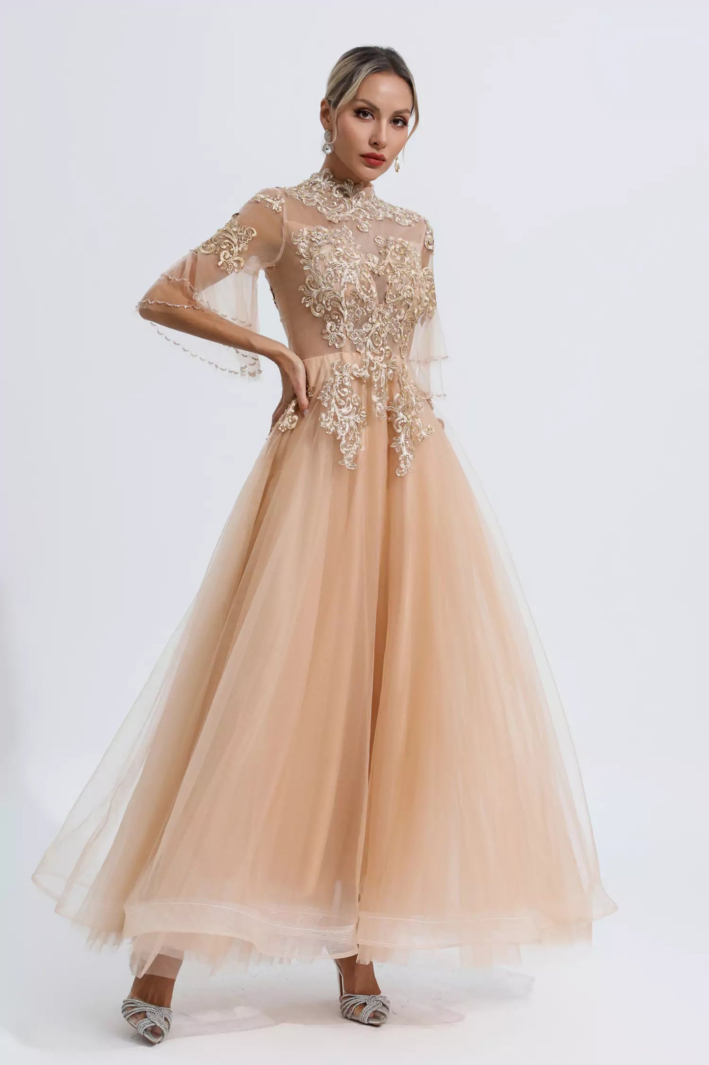 Beautifully Finished Dress in a Timeless Design