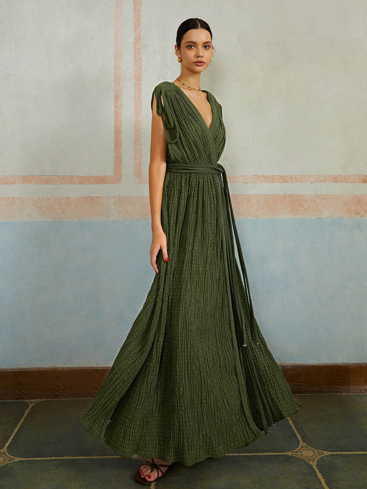 Beautifully Crafted Dress in a Classic Style