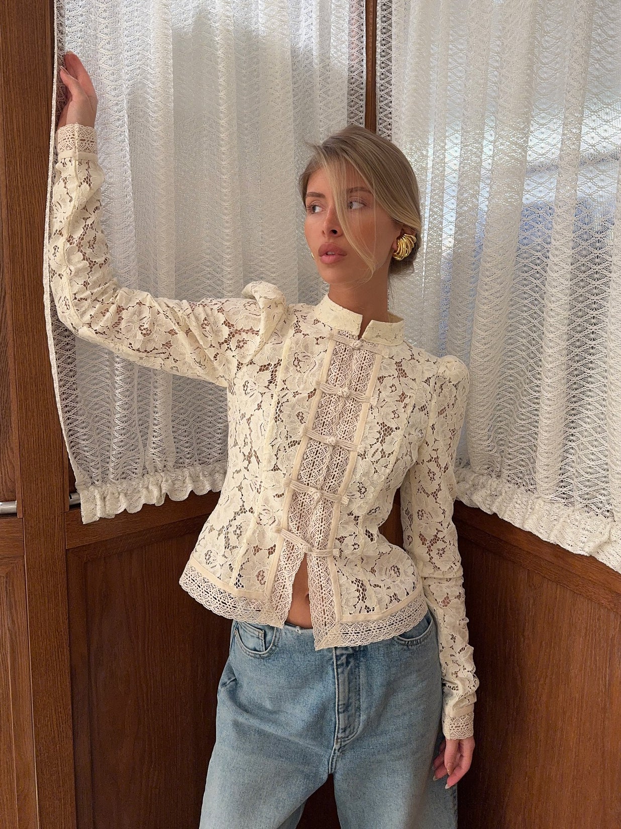Well Tailored Shirt with a Graceful Silhouette