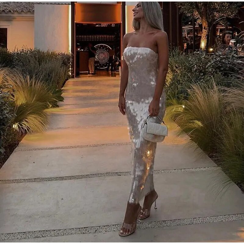Well Tailored Dress with a Graceful Silhouette