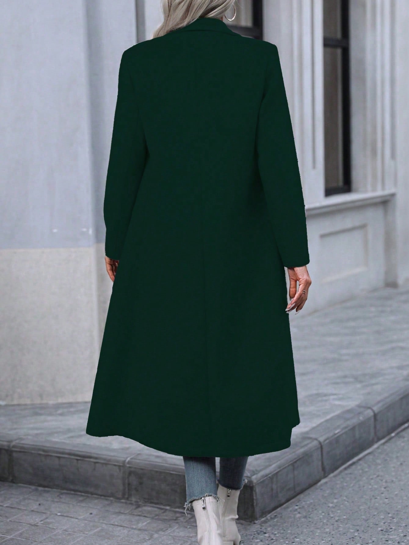 Well Tailored Coat with a Graceful Silhouette