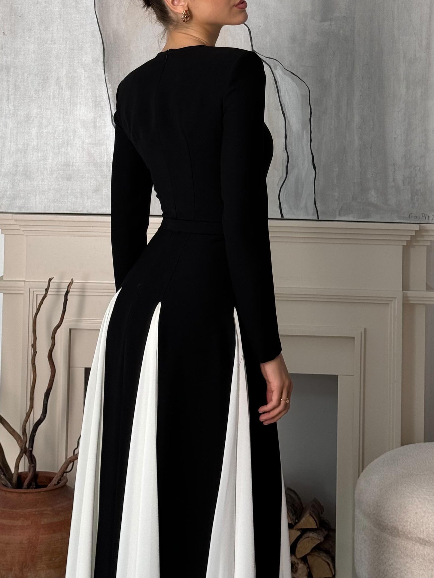 Beautifully Finished Dress in a Timeless Design