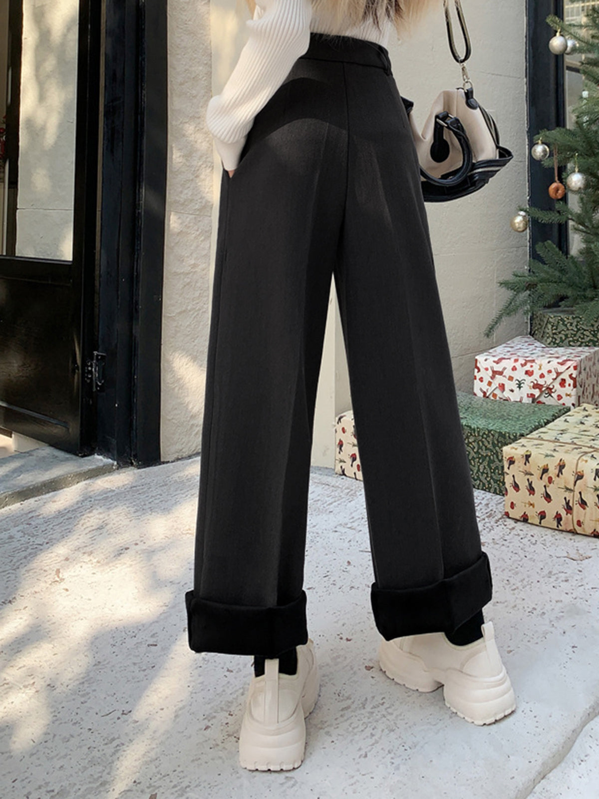Effortlessly Elegant Pants with a Timeless Design