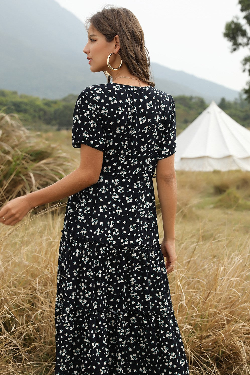 Effortlessly Elegant Dress with a Timeless Design