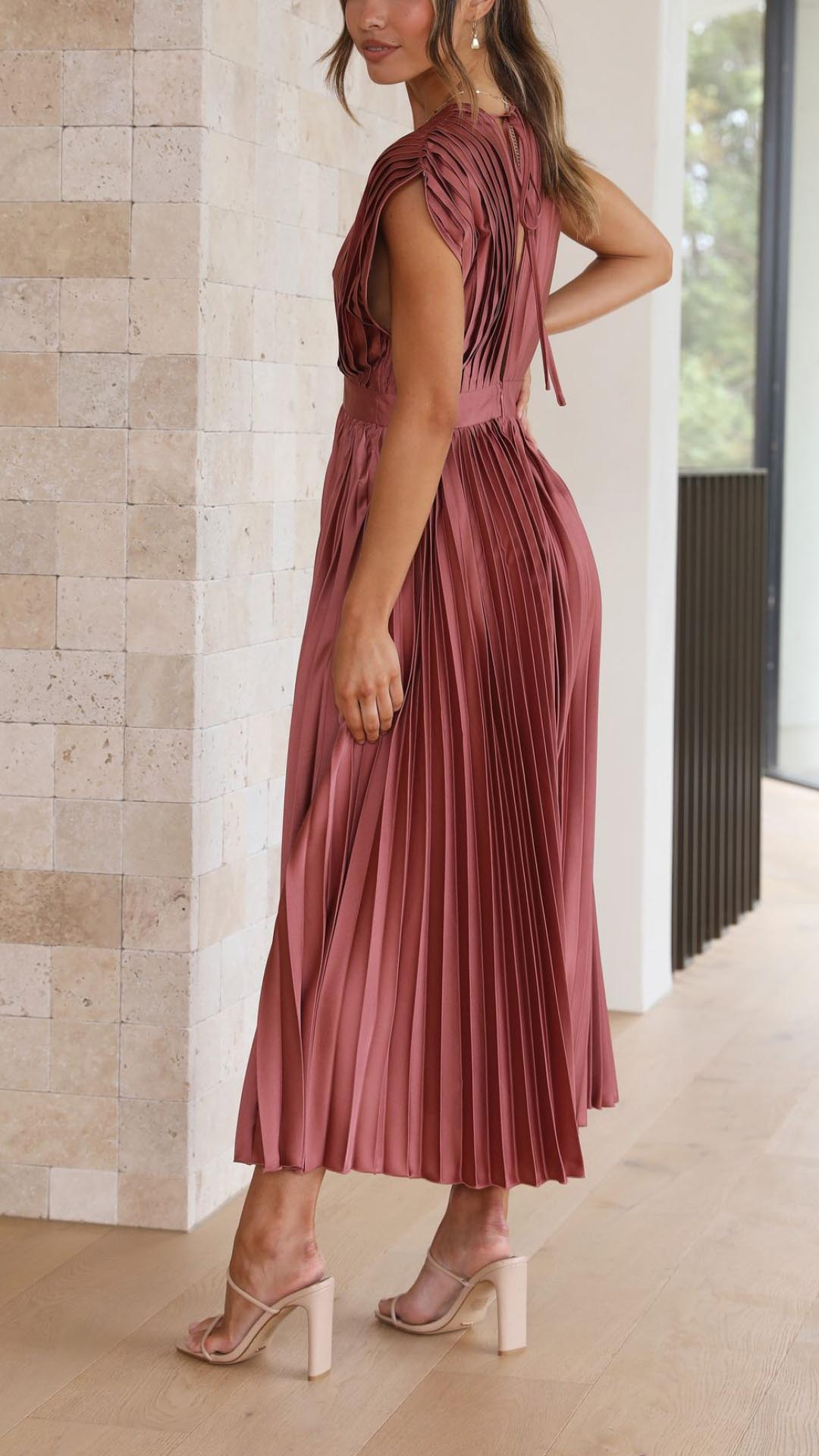 Effortlessly Elegant Dress with a Timeless Design