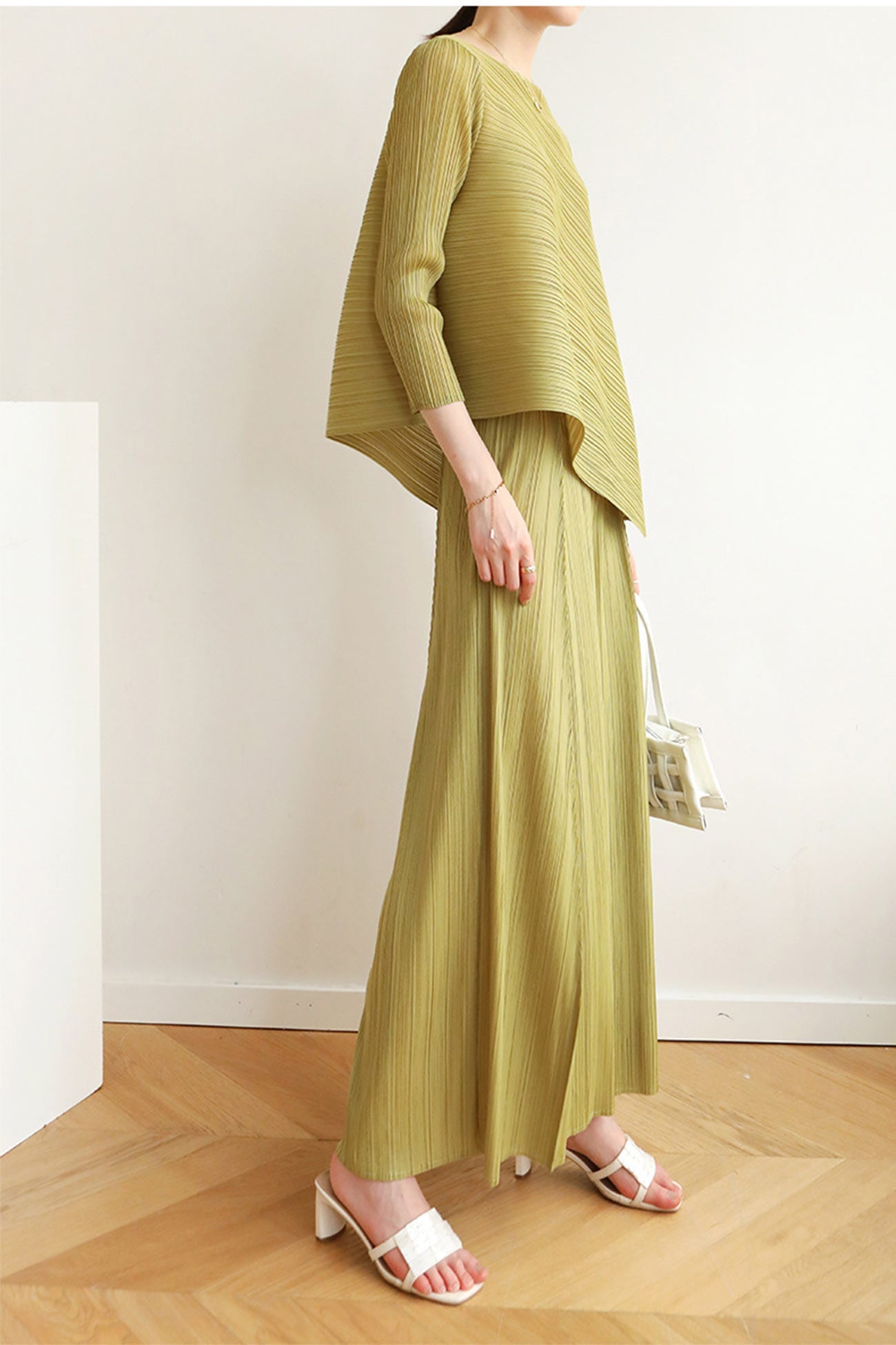 Well Tailored Pants with a Graceful Silhouette
