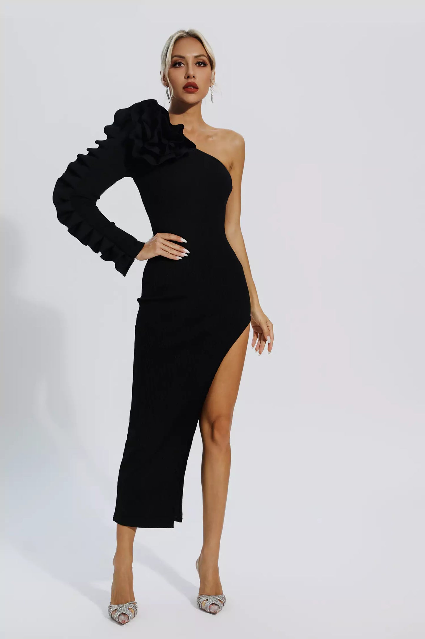 Well Tailored Dress with a Graceful Silhouette