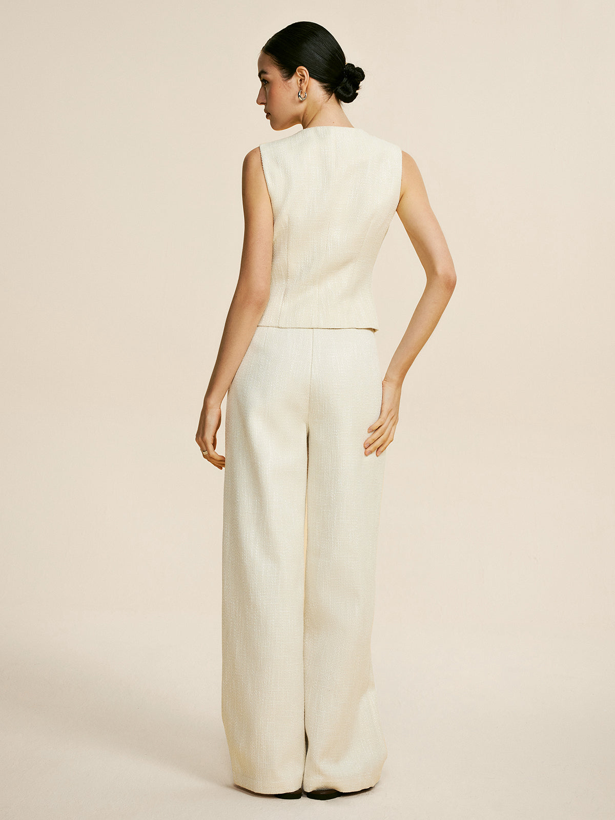 Effortlessly Elegant Pants with a Timeless Design