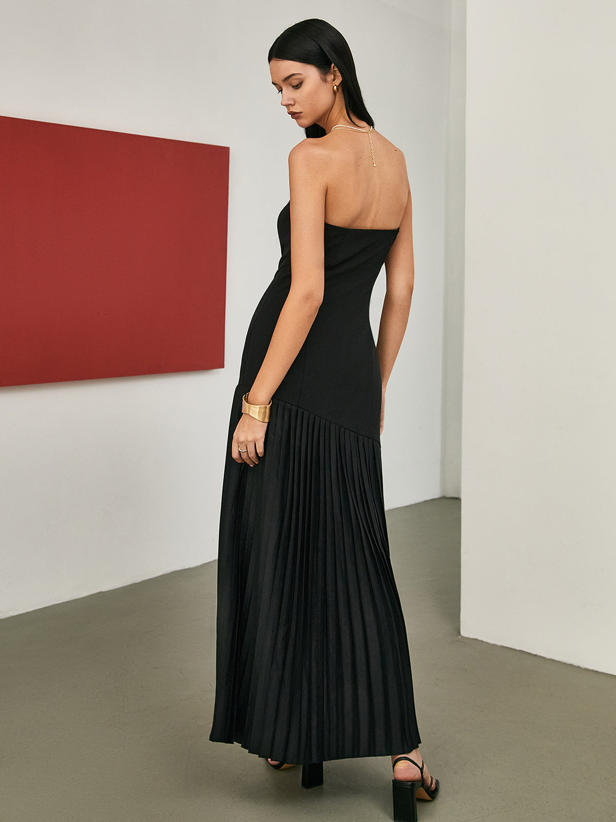 Well Tailored Dress with a Graceful Silhouette