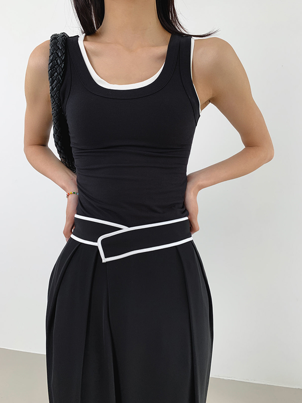 Effortlessly Elegant Pants with a Timeless Design