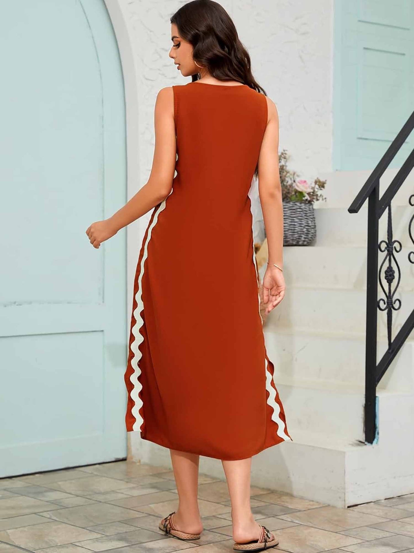 Beautifully Finished Dress in a Timeless Design