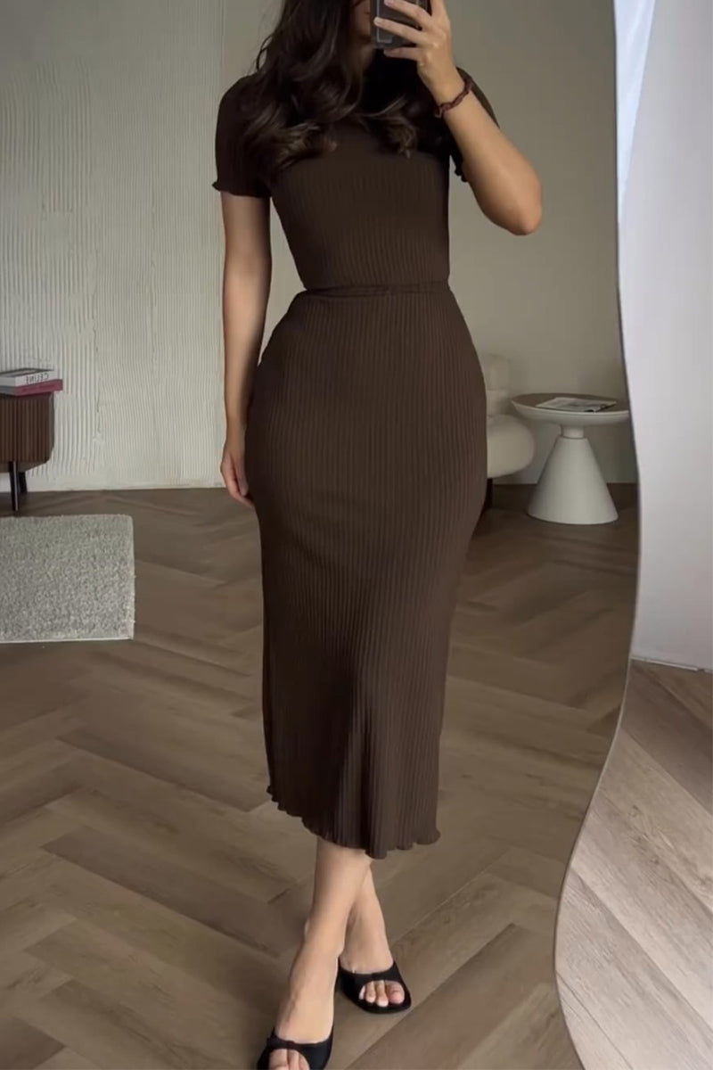 Effortlessly Elegant Dress with a Timeless Design