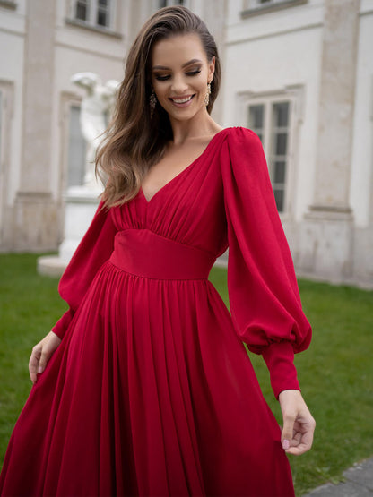 Beautifully Finished Dress in a Timeless Design