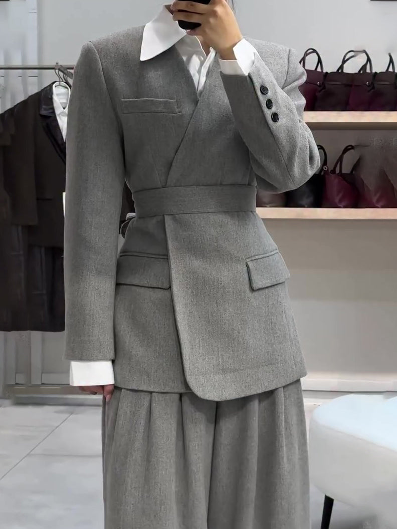 Effortlessly Elegant Pants with a Timeless Design