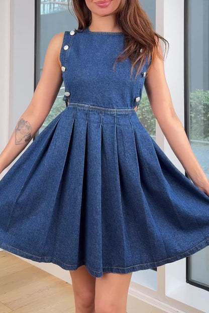Beautifully Finished Dress in a Timeless Design