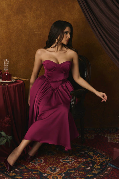 Beautifully Finished Dress in a Timeless Design