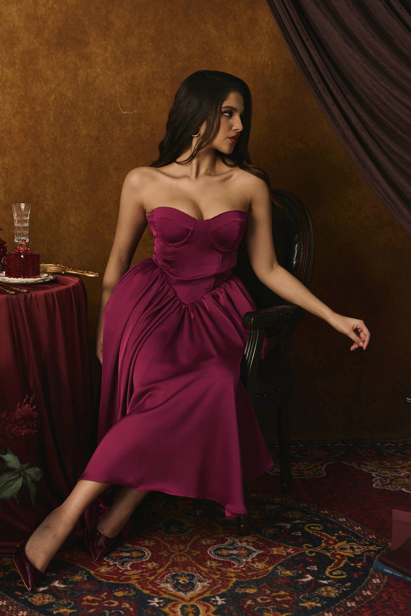 Beautifully Finished Dress in a Timeless Design