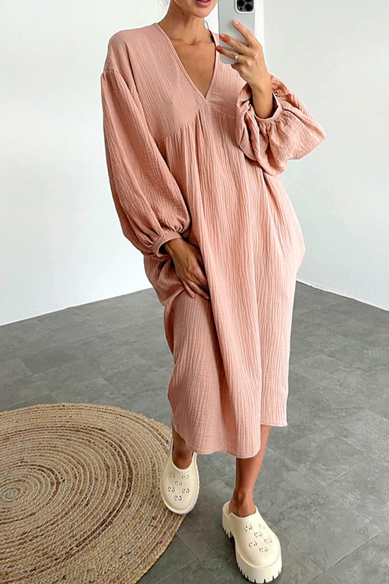 Effortlessly Elegant Dress with a Timeless Design