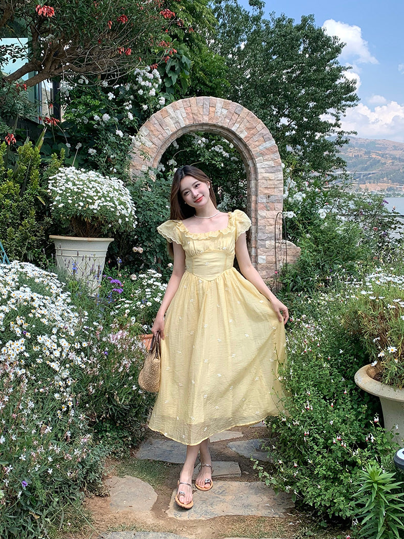 Well Tailored Dress with a Graceful Silhouette