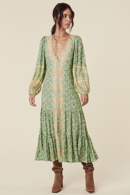Well Tailored Dress with a Graceful Silhouette