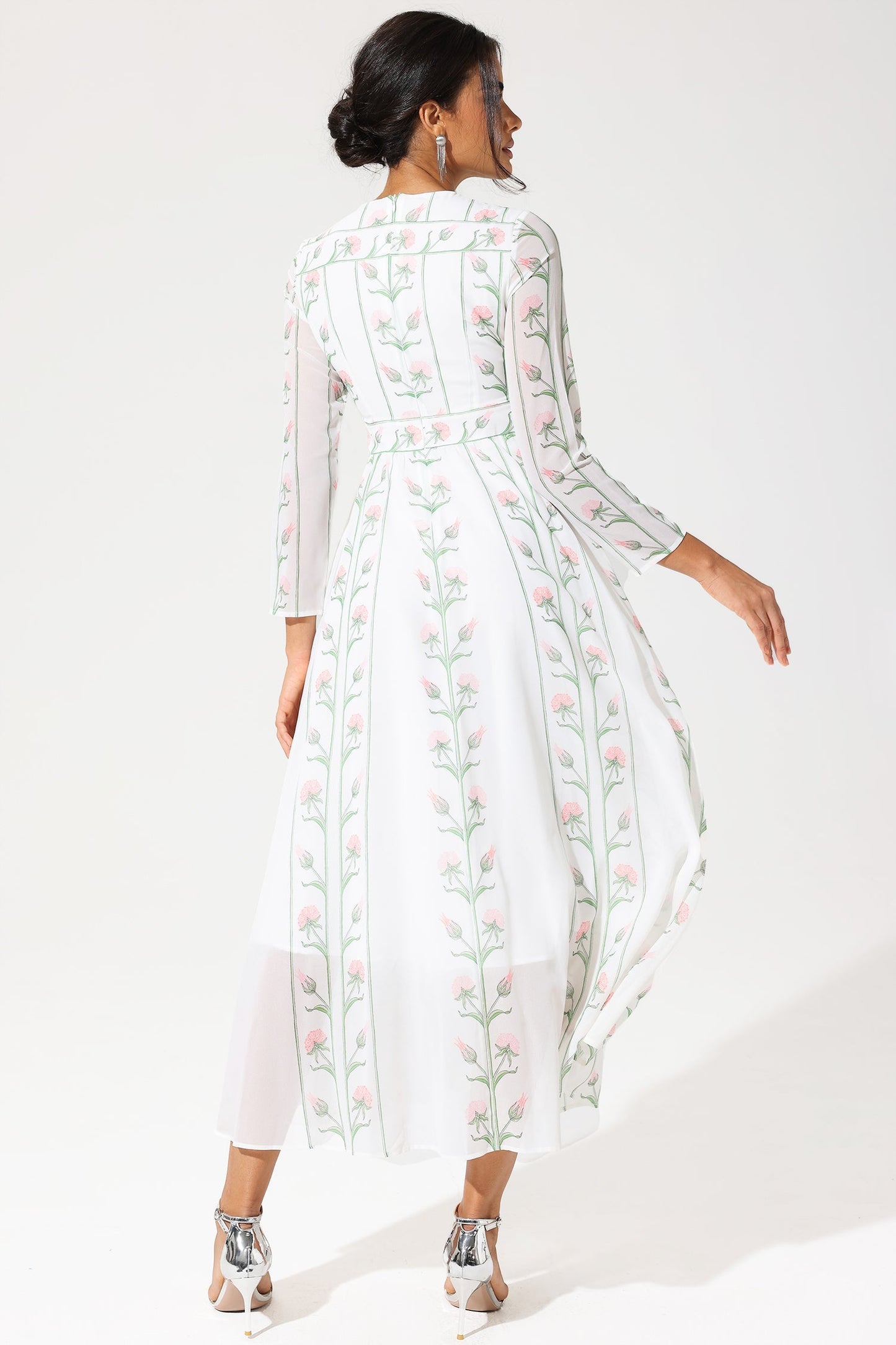 Well Tailored Dress with a Graceful Silhouette