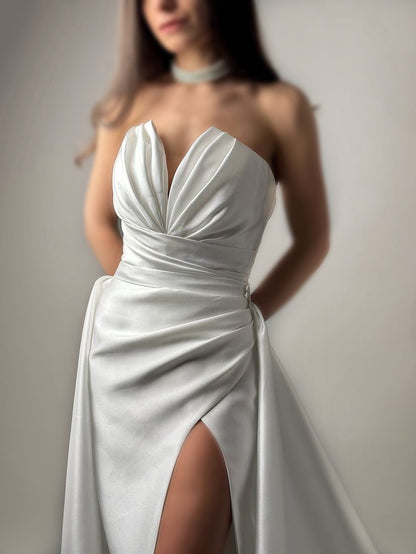 Effortlessly Elegant Garment with a Timeless Design