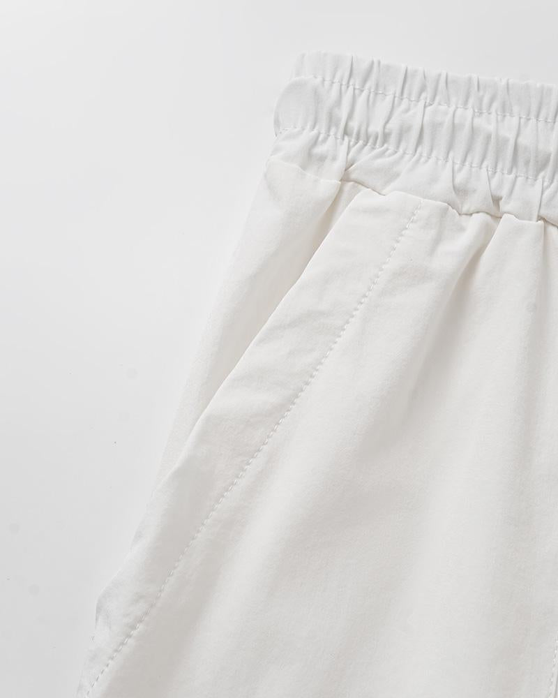 Effortlessly Elegant Pants with a Timeless Design