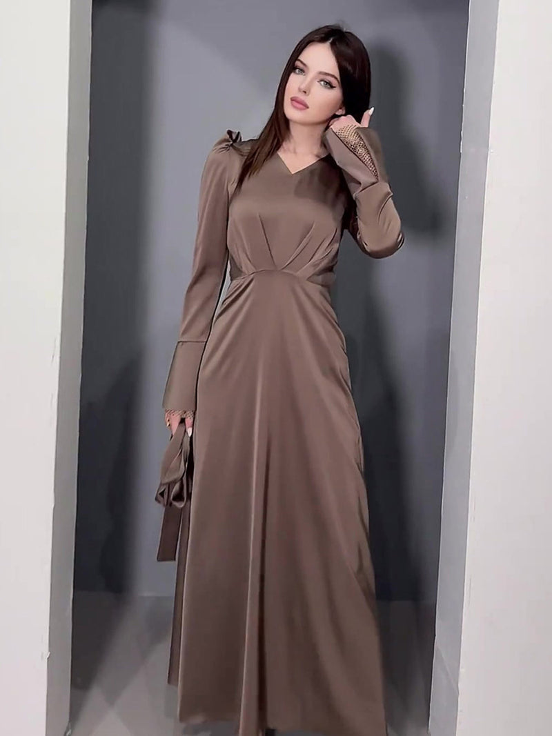 Beautifully Finished Dress in a Timeless Design
