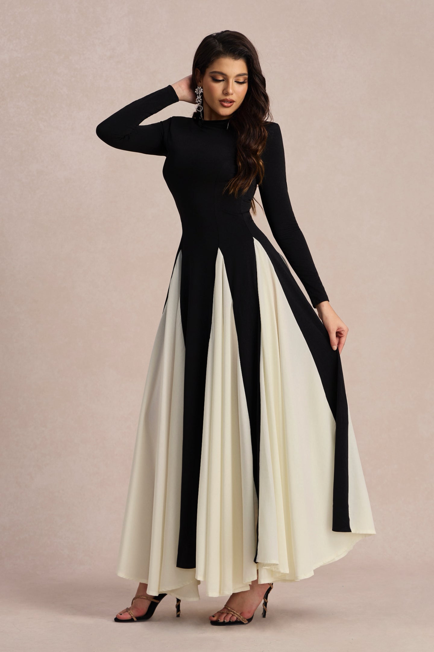 Beautifully Finished Dress in a Timeless Design