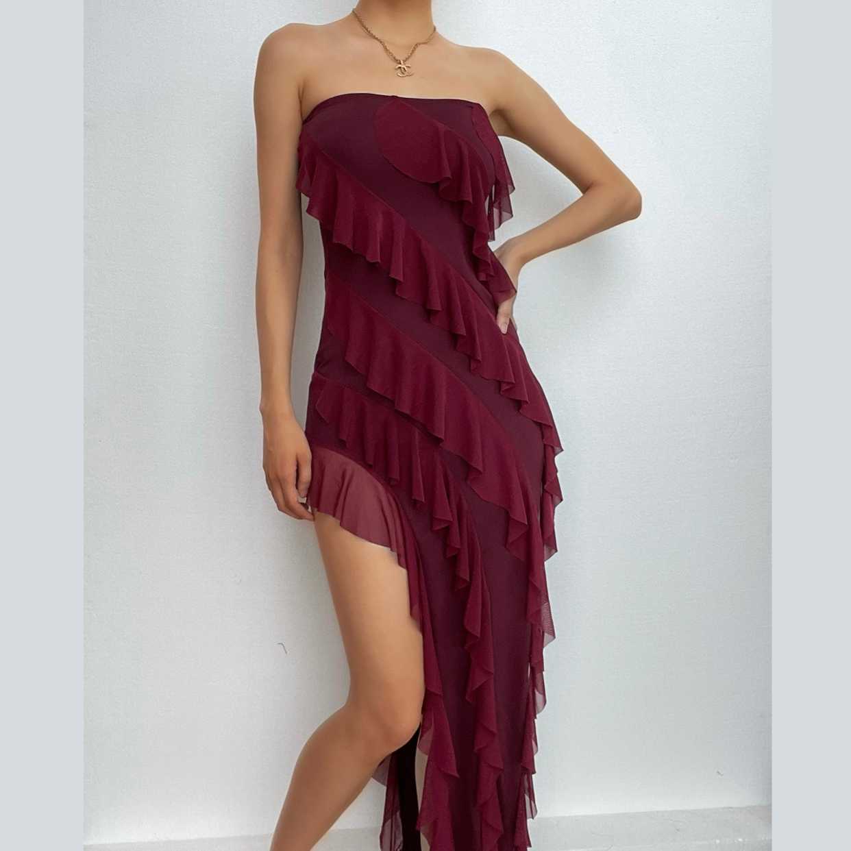 Well Tailored Dress with a Graceful Silhouette