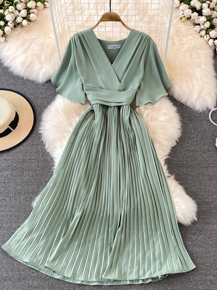 Well Tailored Dress with a Graceful Silhouette
