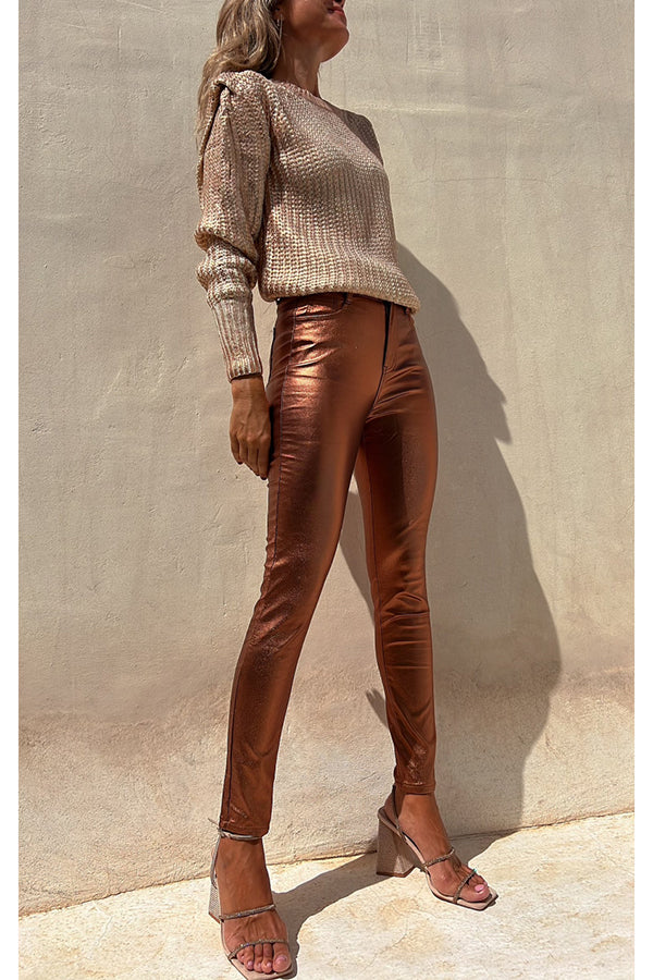Effortlessly Elegant Pants with a Timeless Design