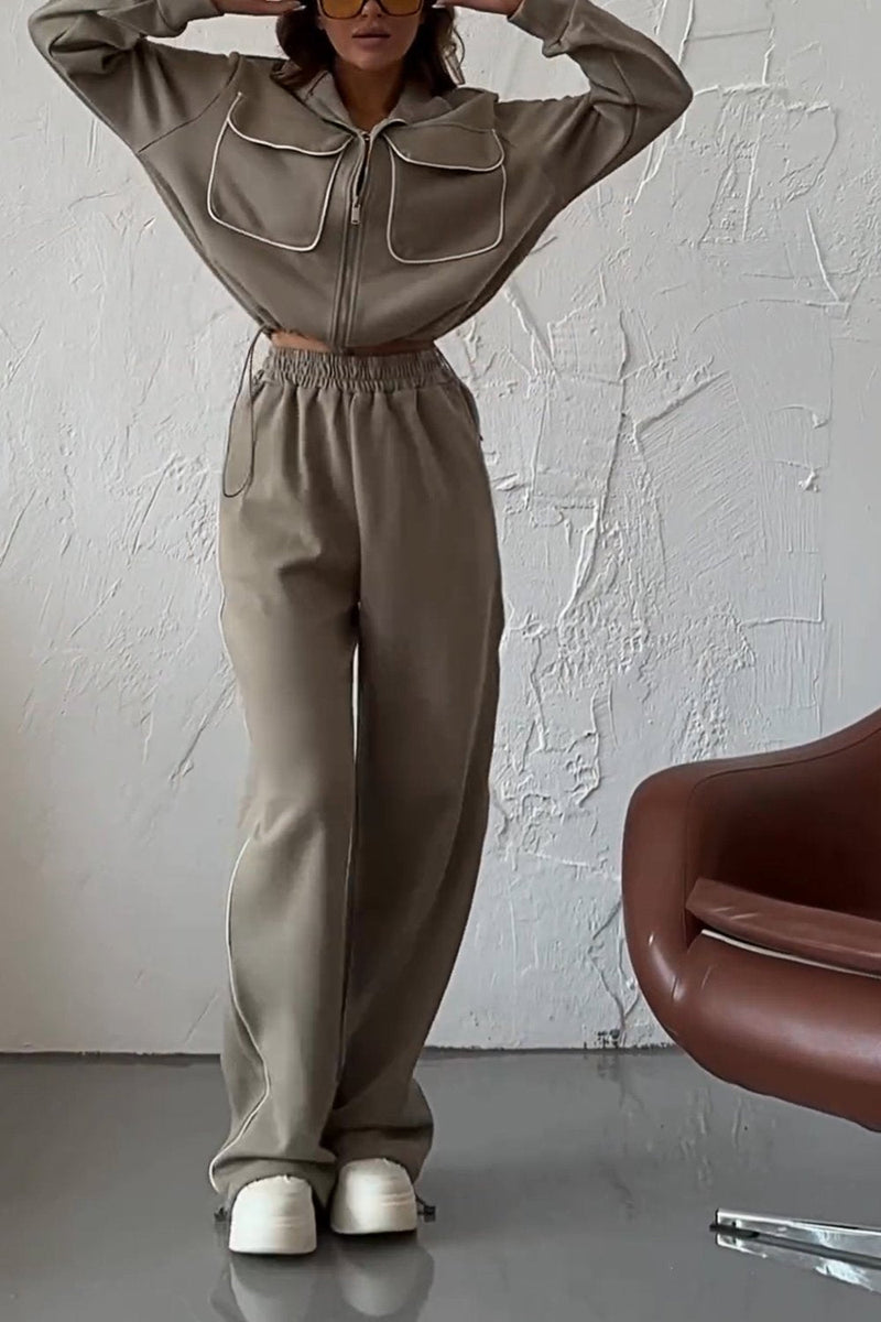 Effortlessly Elegant Pants with a Timeless Design