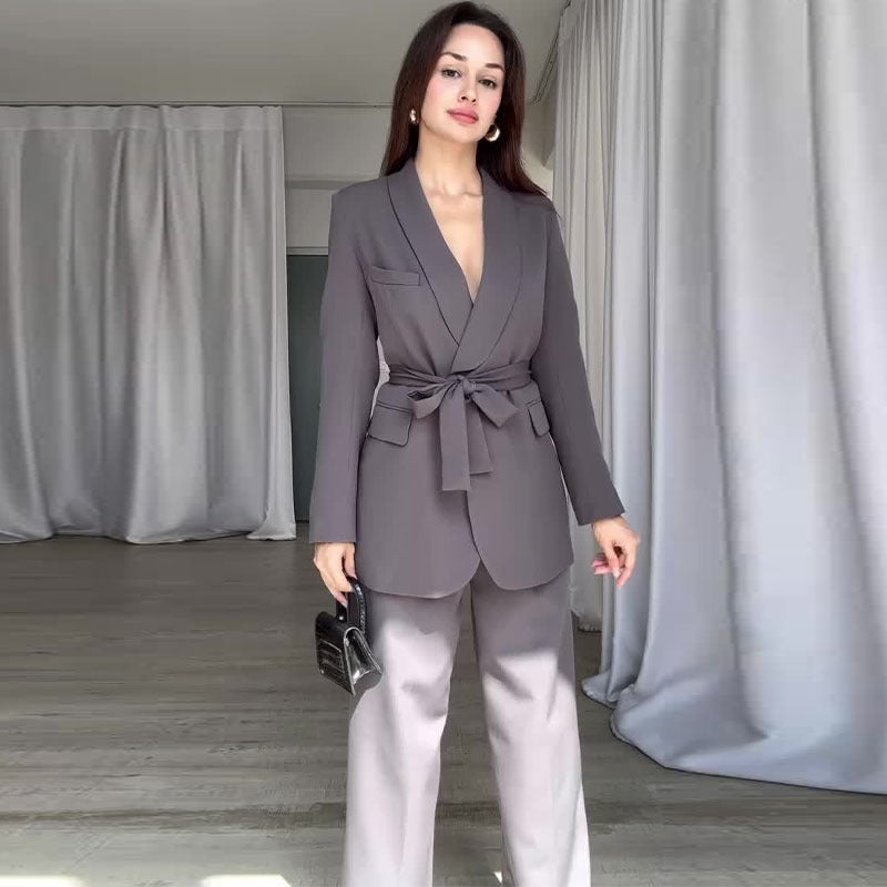 Effortlessly Elegant Pants with a Timeless Design