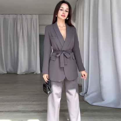 Effortlessly Elegant Pants with a Timeless Design