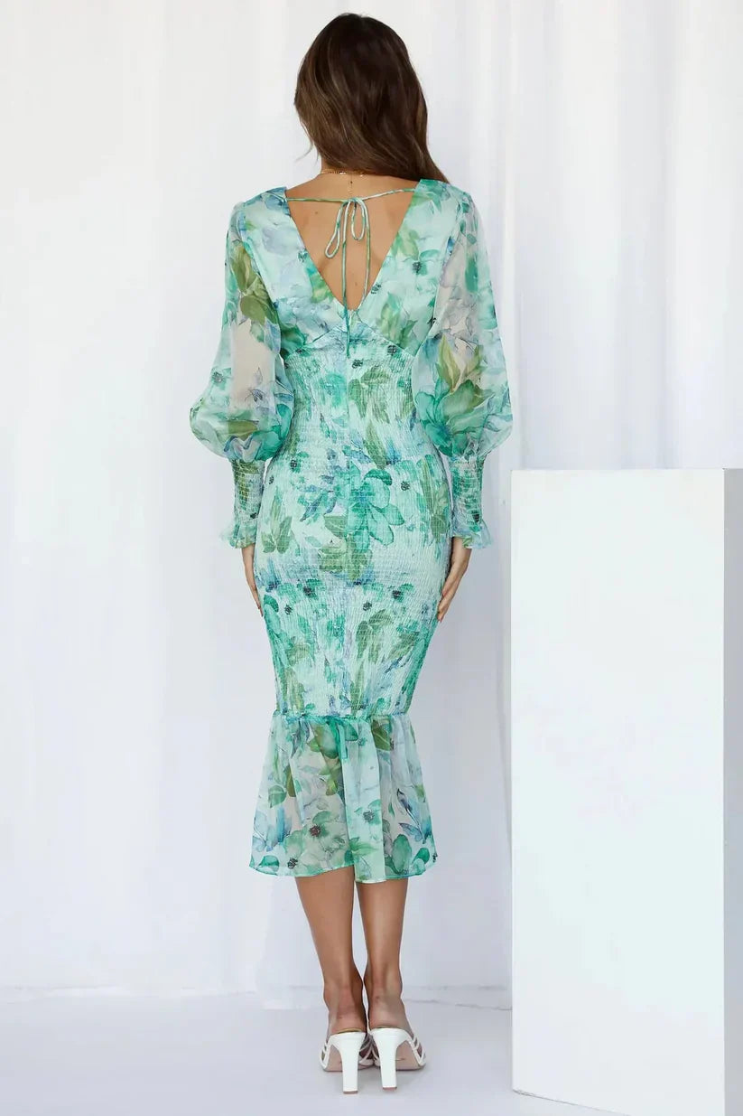 Well Tailored Dress with a Graceful Silhouette