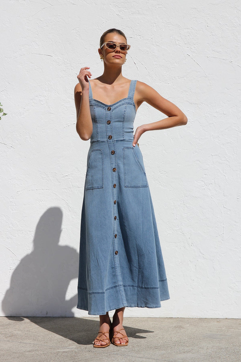 Well Tailored Dress with a Graceful Silhouette
