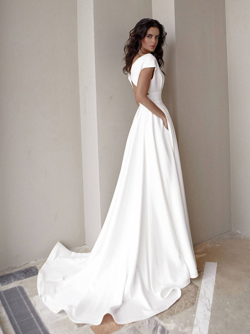 Well Tailored Dress with a Graceful Silhouette