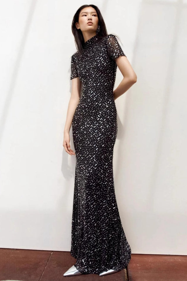 Well Tailored Dress with a Graceful Silhouette