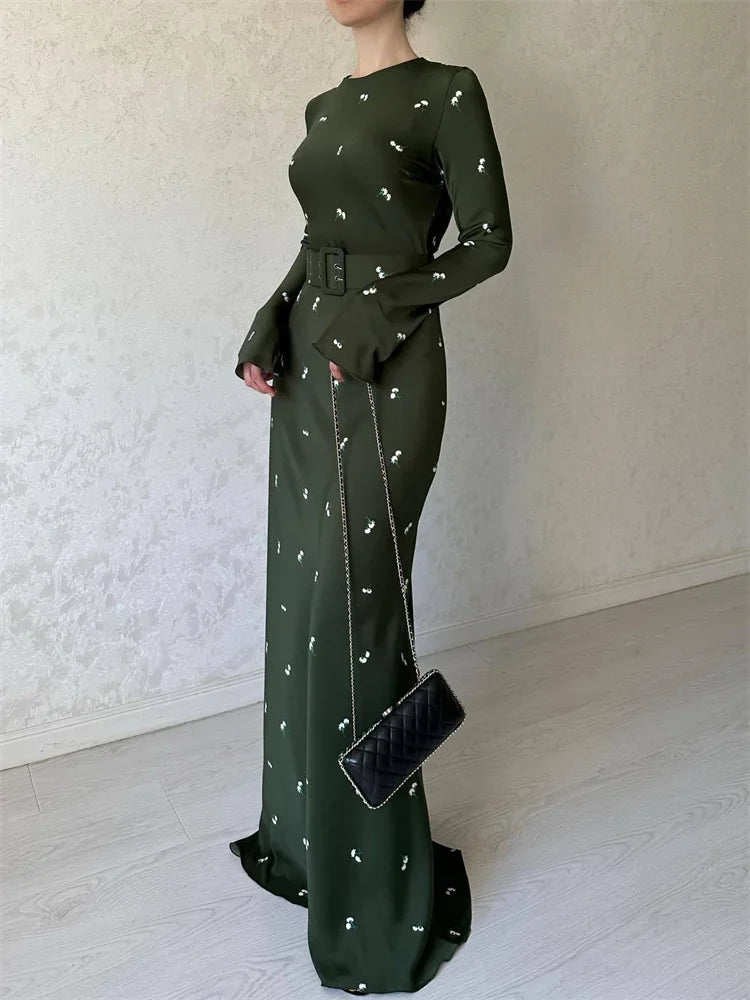 Beautifully Finished Dress in a Timeless Design